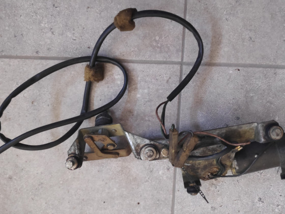 Heckscheibenwischermotor mit Gestänge