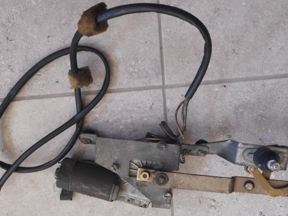 Heckscheibenwischermotor mit Gestänge